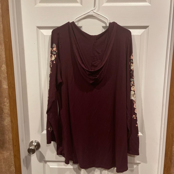 Beautiful Burgundy Flowered Sleeve hoodie Torrid Top - Picture 4 of 12